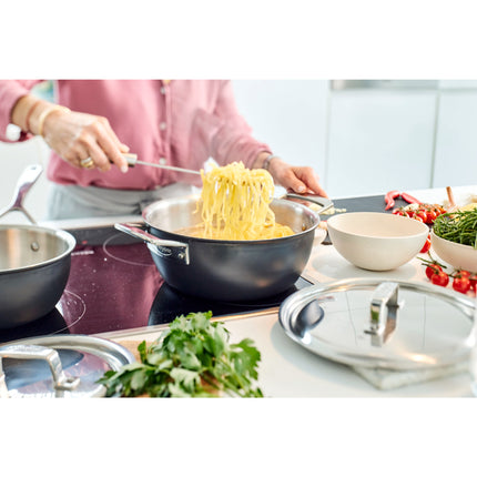 Demeyere Black 5 3.25 l 18/10 Stainless Steel round Saucier and sauteuse, silver-black