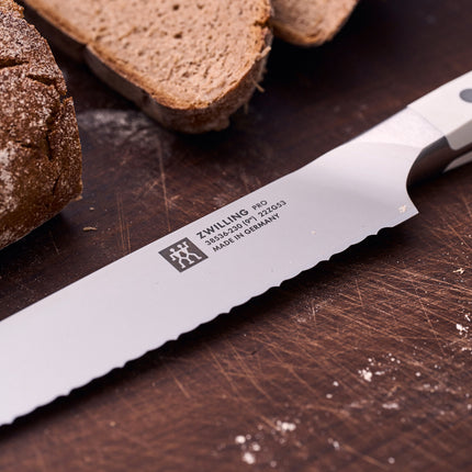 ZWILLING Pro le blanc 9-inch, Bread knife, white