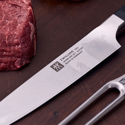 ZWILLING ZWILLING PRO 8" CARVING KNIFE AND TRUCLAD 9.75L/10Qt OVEN DISH