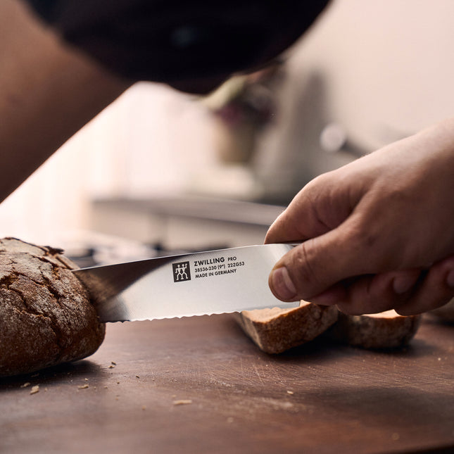 ZWILLING Pro le blanc 9-inch, Bread knife, white